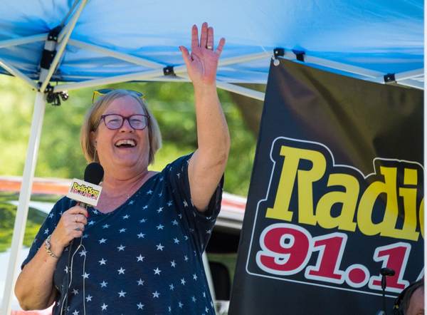 Radio MOM 91.1 FM host